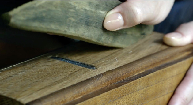 写真：鰹節を削っている