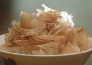 写真：削られてご飯に乗っている鰹節